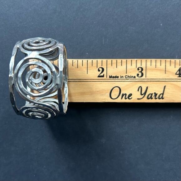 Hammered 90s Style Silver Toned Swirl Napkin Rings, Set of 8 - Picture 12 of 12